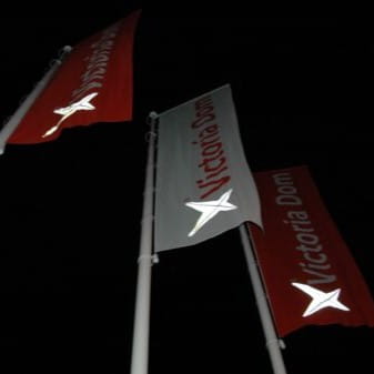 drei fahnen auf masten gehisst im Nacht