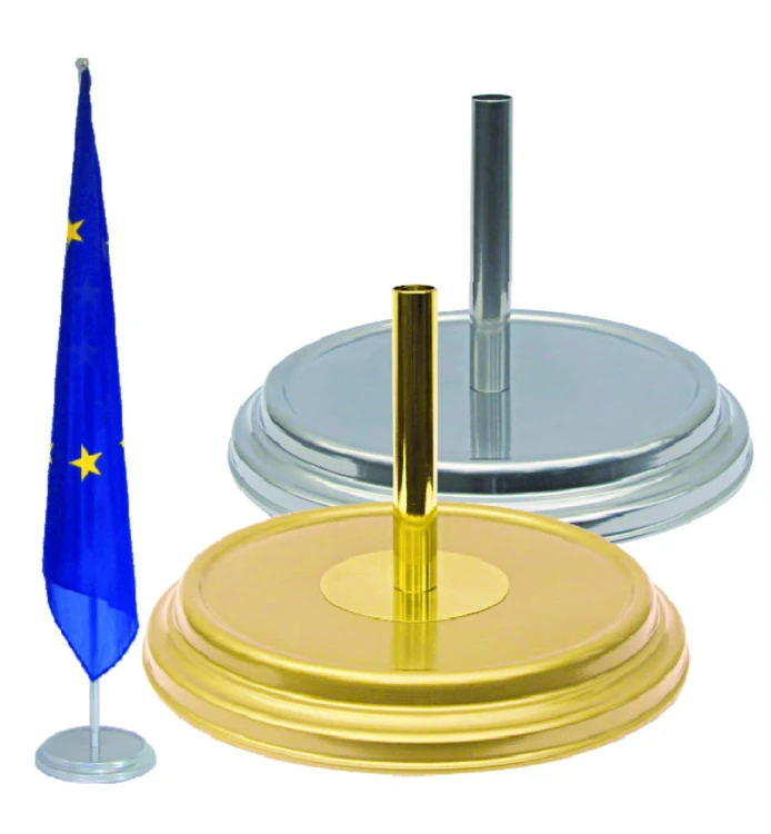 zwei Flaggenfüße gold und silber mit stehende flagge