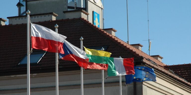 Klein Stadt Rathaus mit Natinalflaggen